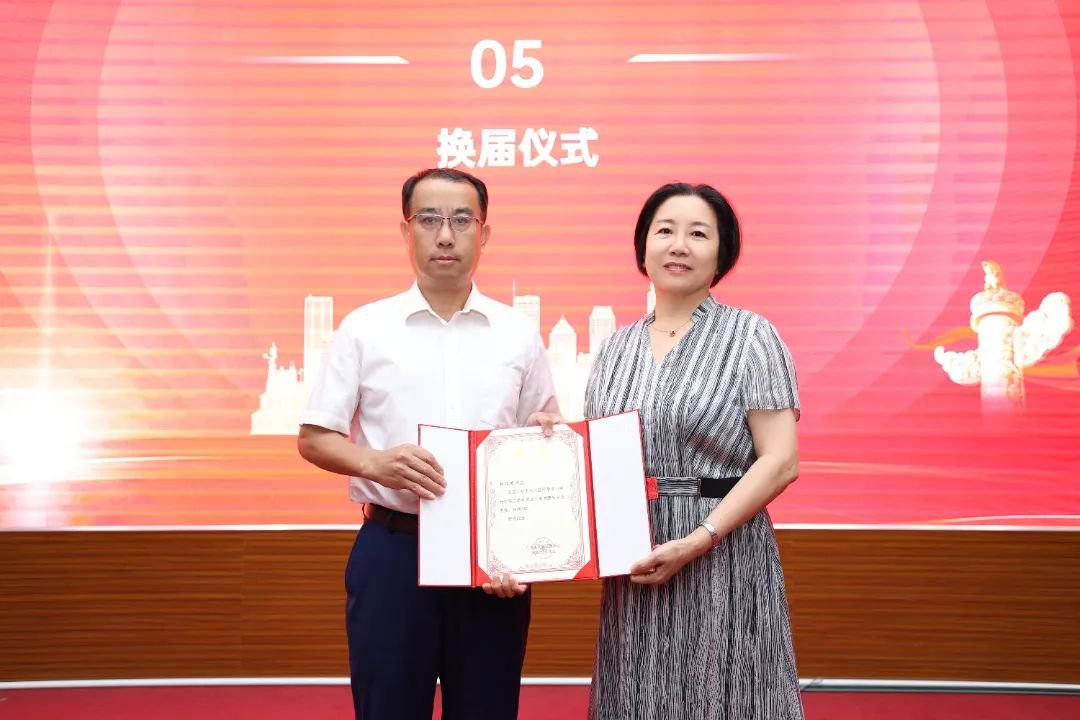 頒發賴院長主委聘書 (2).JPG